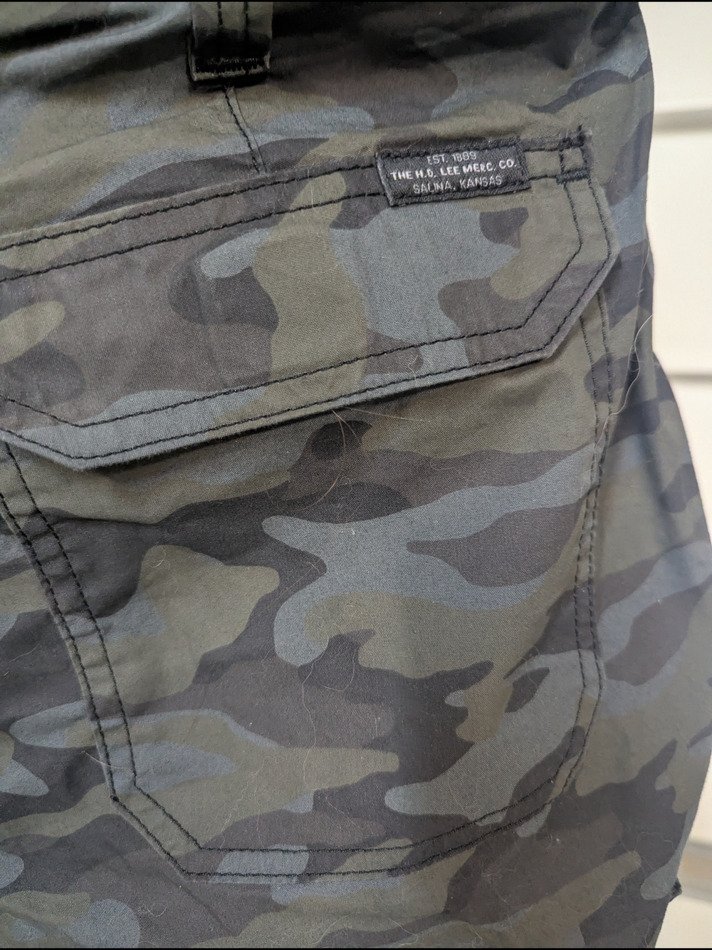 Lee Men's Gray/Black Camo Cargo Shorts - Picture 6 of 7